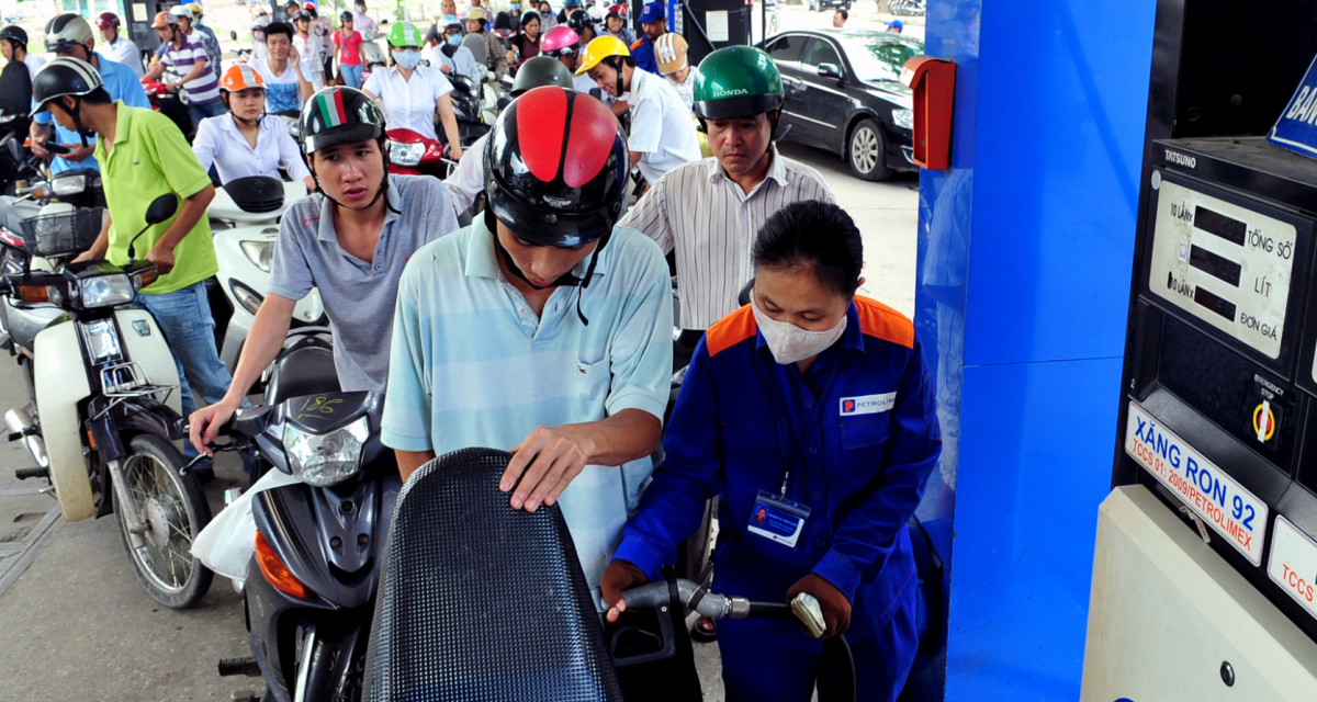 Gi&aacute; xăng dầu h&ocirc;m nay (chiều 4/5): Dầu diesel mất hơn 16.600 đồng/l&iacute;t, RON95 rời xa đỉnh cũ, dầu thế giới hạ nhiệt