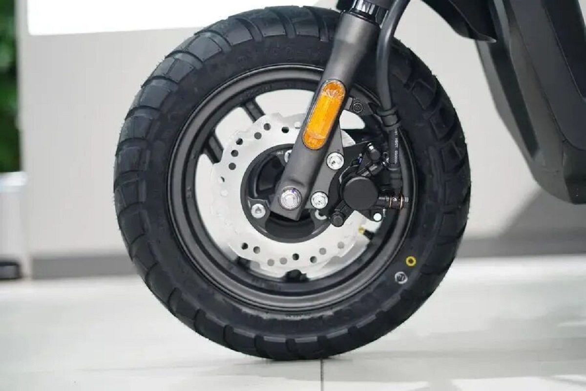 Gi&aacute; xăng dầu trưa nay 4/5: RON95 ch&iacute;nh thức \'rẻ như b&egrave;o\', Honda liền tung xe m&aacute;y mới kh&ocirc;ng cần đổ xăng