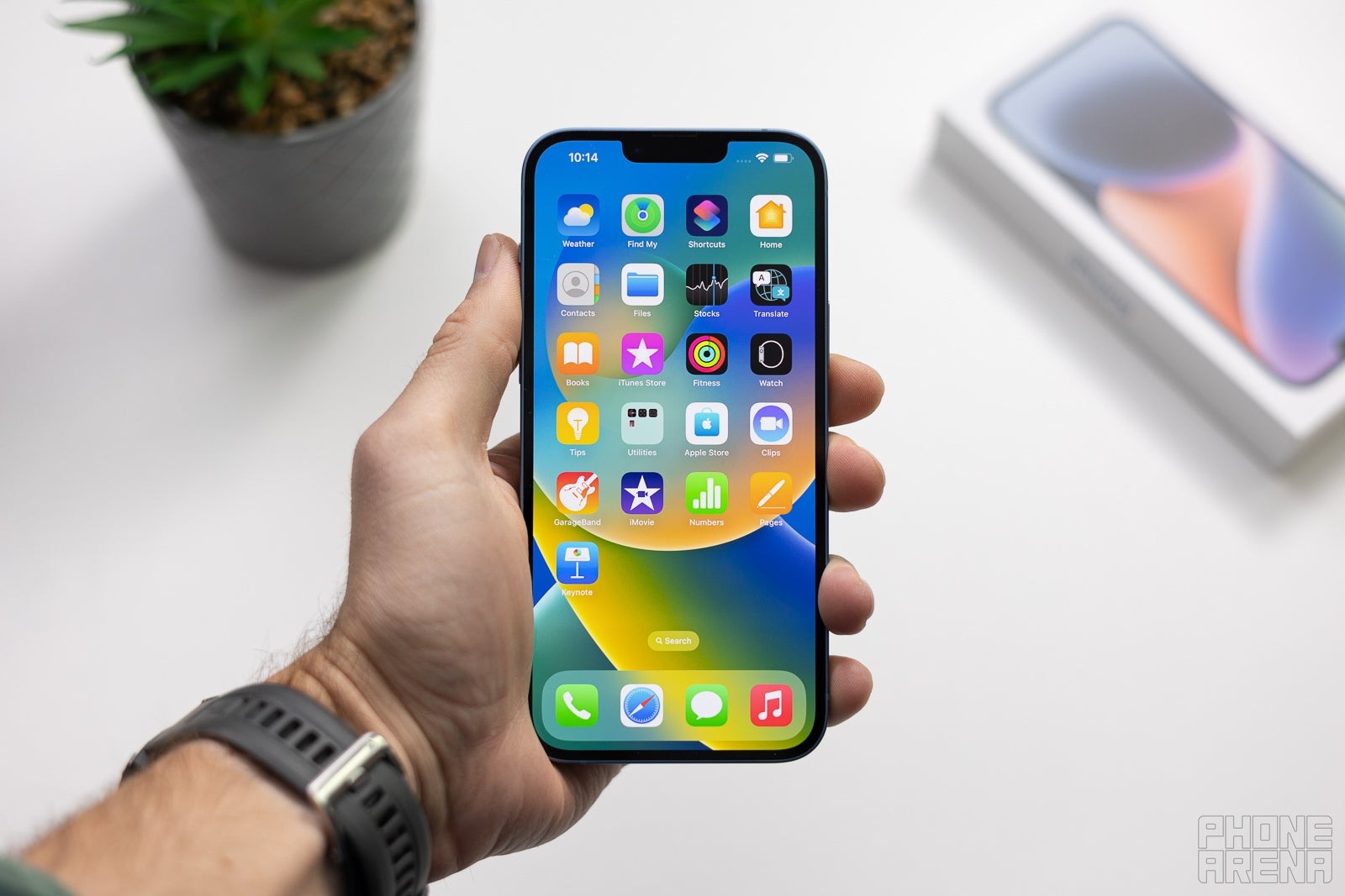 iPhone m&agrave;n h&igrave;nh lớn, gi&aacute; giờ đ&atilde; cực rẻ: Lựa chọn hiếu thảo, đọc r&otilde;, d&ugrave;ng bền cho &ocirc;ng b&agrave;, bố mẹ