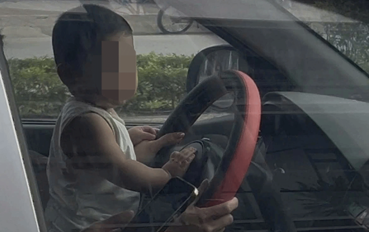 C&ocirc;ng an H&agrave; Nội th&ocirc;ng tin n&oacute;ng về clip t&agrave;i xế đặt b&eacute; trai trong l&ograve;ng, để trẻ cầm v&ocirc; lăng l&uacute;c l&aacute;i xe