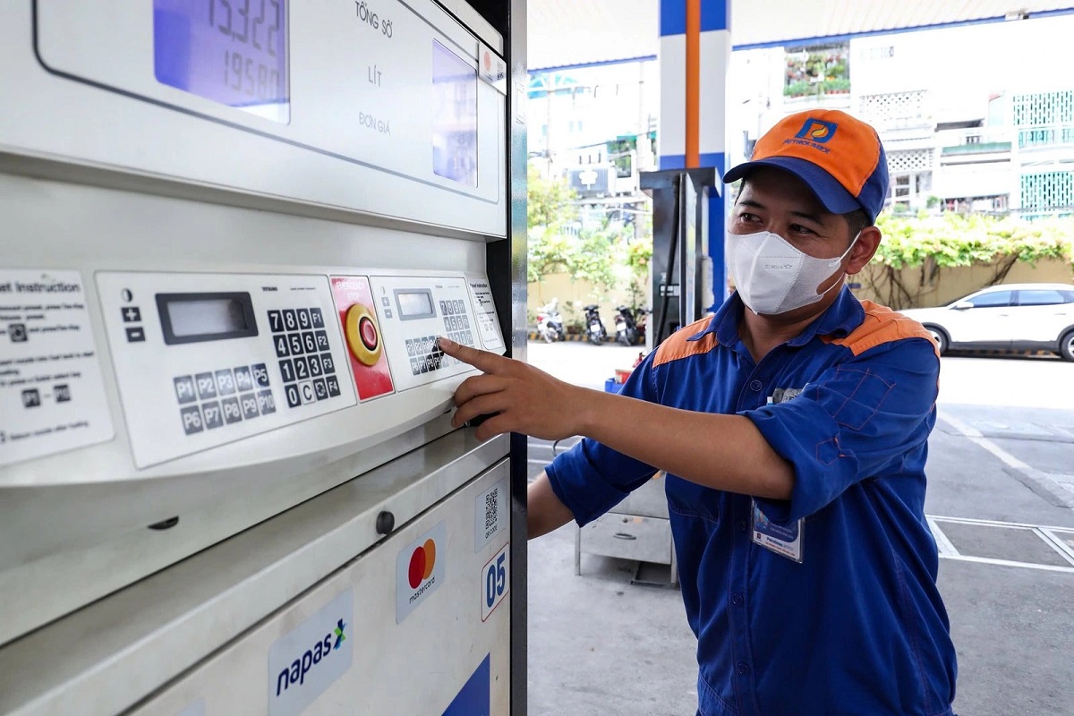 Bảng gi&aacute; xăng dầu s&aacute;ng nay 7/5: RON92 v&agrave; RON95 ch&iacute;nh thức giảm bao nhi&ecirc;u? Gi&aacute; đầy b&igrave;nh xe m&aacute;y Suzuki