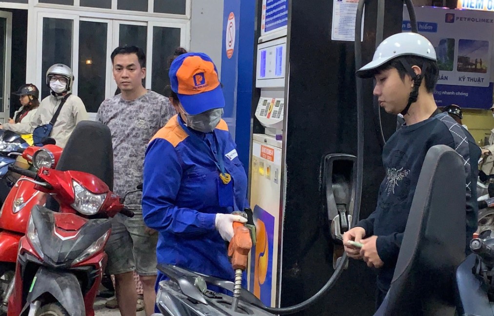 Gi&aacute; xăng dầu trưa nay ng&agrave;y 6/5: dầu diesel \'b&aacute;n như cho\', xăng RON 92 v&agrave; RON 95 si&ecirc;u rẻ, gi&aacute; lăn b&aacute;nh VinFast VF 5 \'mềm\'