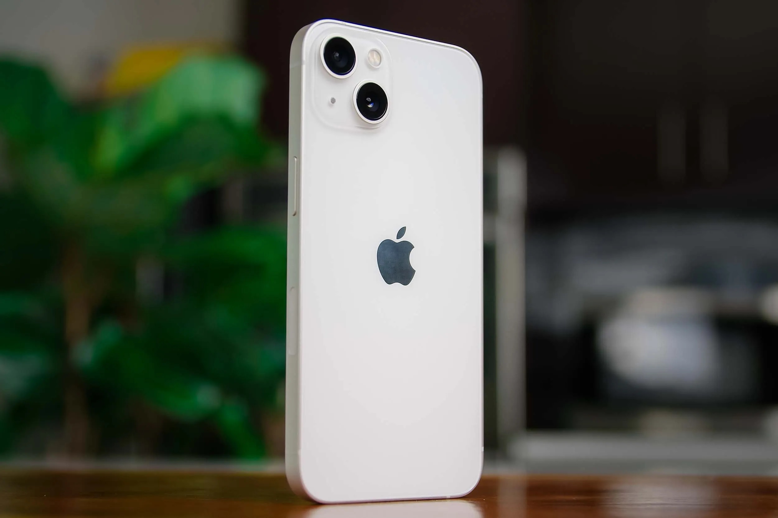 iPhone 13 hạ gi&aacute; thấp nhất lịch sử, vua iPhone gi&aacute; rẻ Việt Nam, xịn hơn iPhone 17e đe nẹt Galaxy S26
