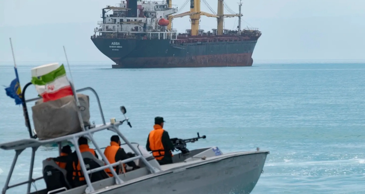 Diễn biến tại eo biển Hormuz: Iran n&ecirc;u tuyến đường an to&agrave;n duy nhất, Mỹ dừng hỗ trợ chiến dịch h&agrave;ng hải