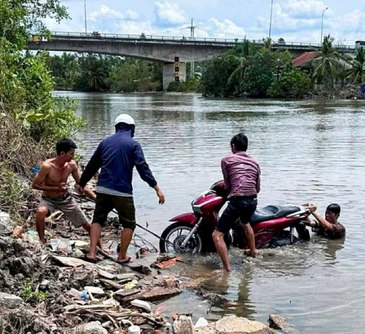Ph&aacute;t hiện thi thể nam nh&acirc;n vi&ecirc;n trường học tr&ocirc;i tr&ecirc;n s&ocirc;ng ở C&agrave; Mau: H&eacute; lộ loạt dấu vết bất thường tr&ecirc;n người
