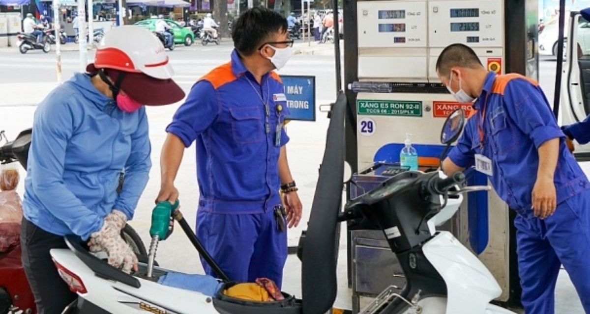 Gi&aacute; xăng dầu h&ocirc;m nay (tối 7/5): Xăng RON92 tăng 1.164 đồng/l&iacute;t, xăng RON95 vượt mốc, dầu diesel l&ugrave;i s&acirc;u