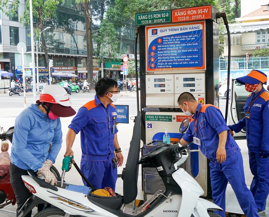 Gi&aacute; xăng dầu h&ocirc;m nay 7/5: RON92 v&agrave; RON95 lao dốc từ đỉnh, sắp chạm đ&aacute;y, Honda Wave Alpha rẻ như rau