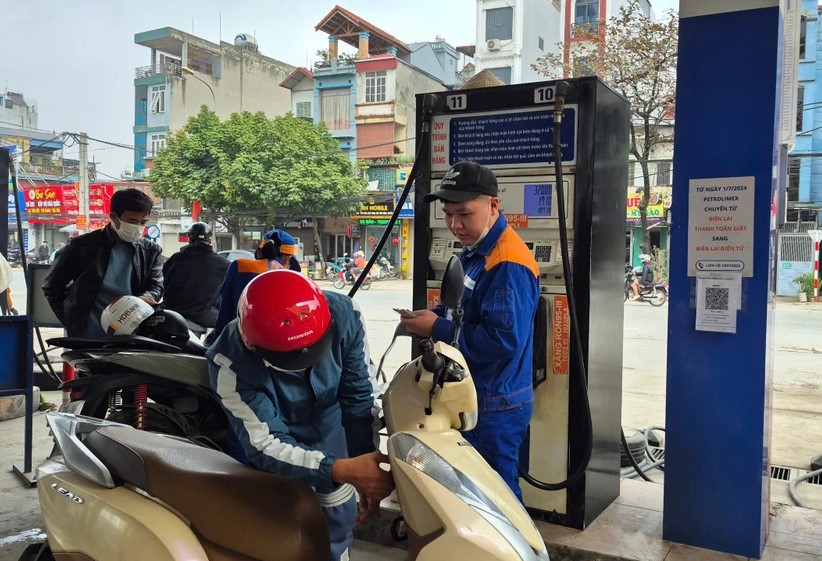 Gi&aacute; xăng dầu h&ocirc;m nay 8/5: Dầu diesel giảm cực mạnh, xăng RON 92 v&agrave; RON 95 đều rẻ, gi&aacute; lăn b&aacute;nh VinFast VF 3 &lsquo;chạm đ&aacute;y&rsquo;