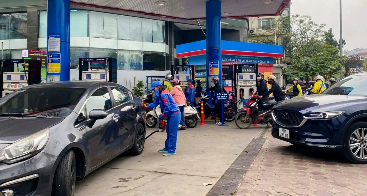 Gi&aacute; xăng dầu h&ocirc;m nay 7/5: Dầu thế giới chạm đ&aacute;y 2 tuần, xăng RON95, dầu diesel chiều nay đổi gi&aacute; tăng hay giảm? 