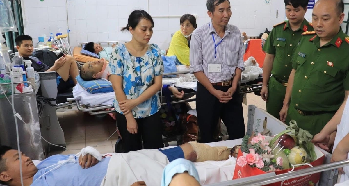 H&agrave; Nội: Đại &uacute;y c&ocirc;ng an bị thanh ni&ecirc;n vi phạm giao th&ocirc;ng t&ocirc;ng g&atilde;y ch&acirc;n, h&eacute; lộ th&ocirc;ng tin về đối tượng