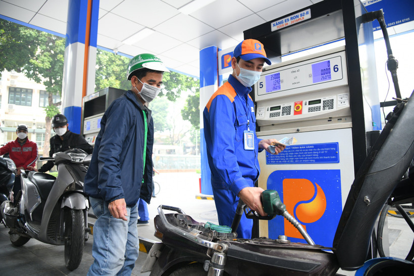 Gi&aacute; xăng dầu h&ocirc;m nay 9/5: Dầu diesel &lsquo;lao dốc&rsquo;, xăng RON 92 v&agrave; RON 95 &lsquo;rẻ như b&uacute;n&rsquo;, bảng gi&aacute; &lsquo;đầy b&igrave;nh&rsquo; c&aacute;c mẫu xe số