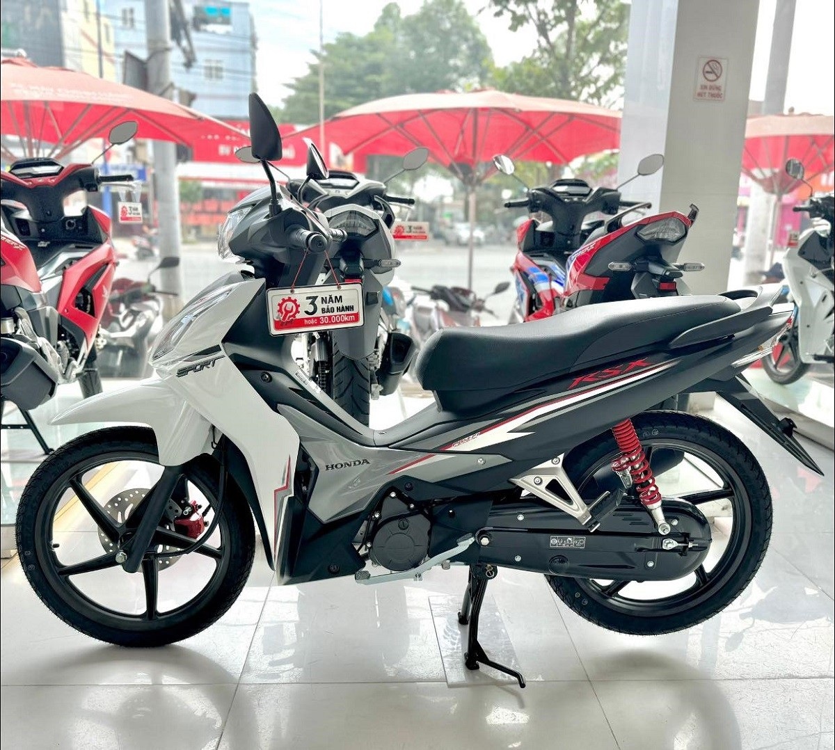 Gi&aacute; xăng dầu chiều nay 8/5: Diesel giảm 17.000 đồng từ đỉnh, RON95 \'mềm như b&uacute;n\', gi&aacute; Honda Wave RSX giảm s&acirc;u