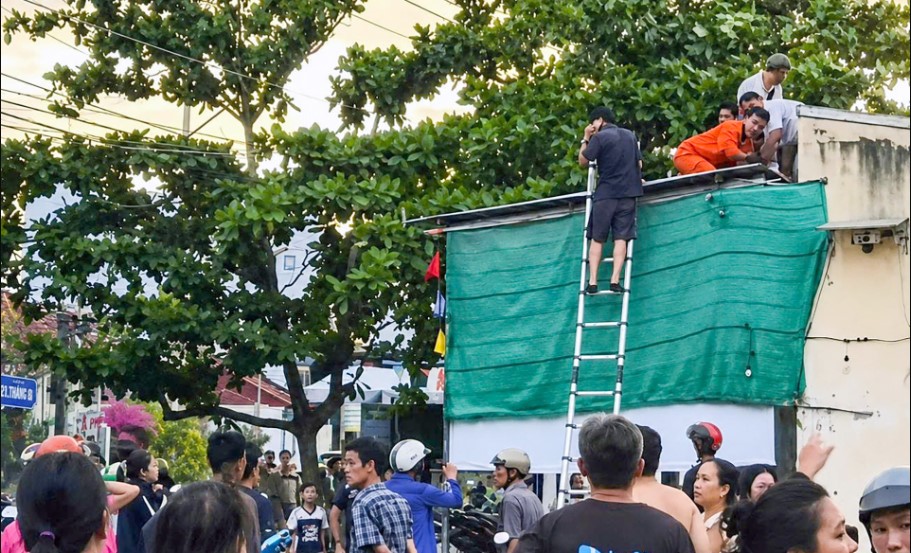 Nguy&ecirc;n nh&acirc;n nam sinh 12 tuổi tử vong khi leo l&ecirc;n m&aacute;i nh&agrave; của tổ d&acirc;n phố để lấy b&oacute;ng đ&aacute; ở Kh&aacute;nh H&ograve;a