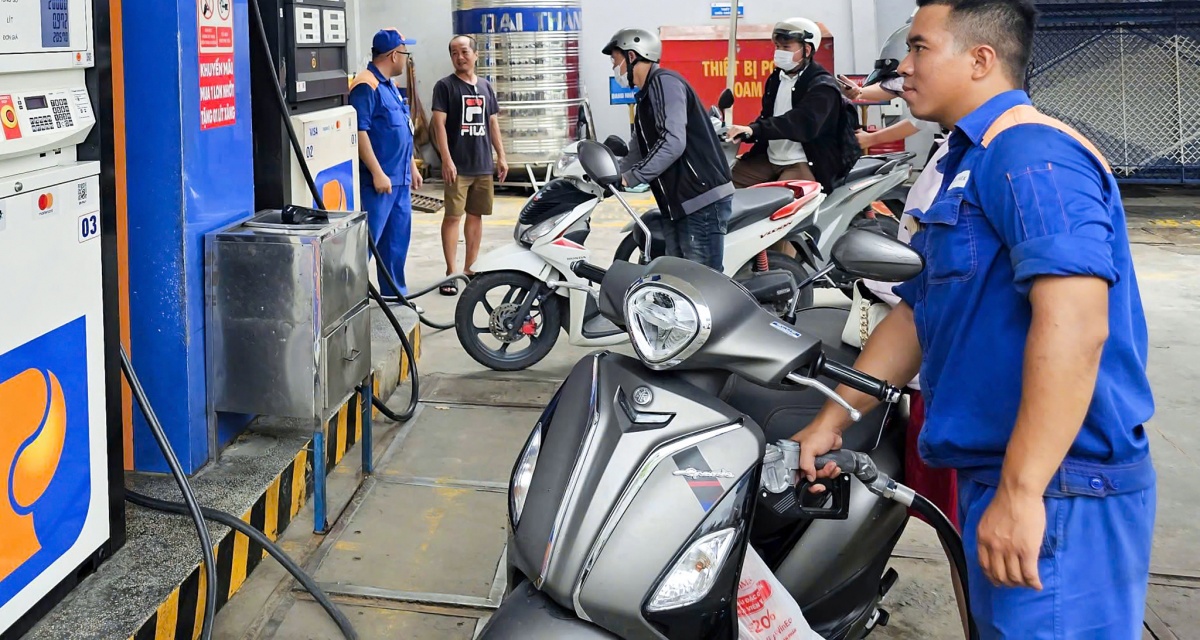 Gi&aacute; xăng dầu h&ocirc;m nay 10/5: Xăng RON95 v&agrave; diesel tiếp tục lệch pha,  dầu Brent vượt 101 USD
