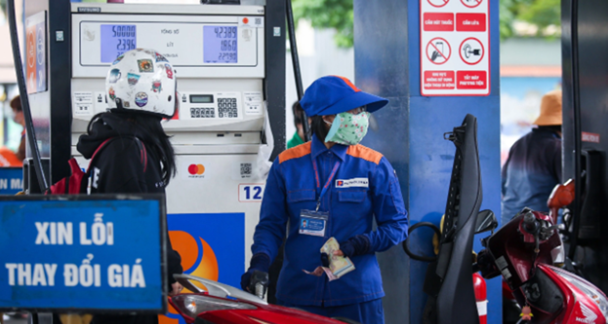 Gi&aacute; xăng dầu h&ocirc;m nay 10/5: Dầu diesel giảm gần 40% so với đỉnh, người d&ugrave;ng RON 95 hưởng lợi