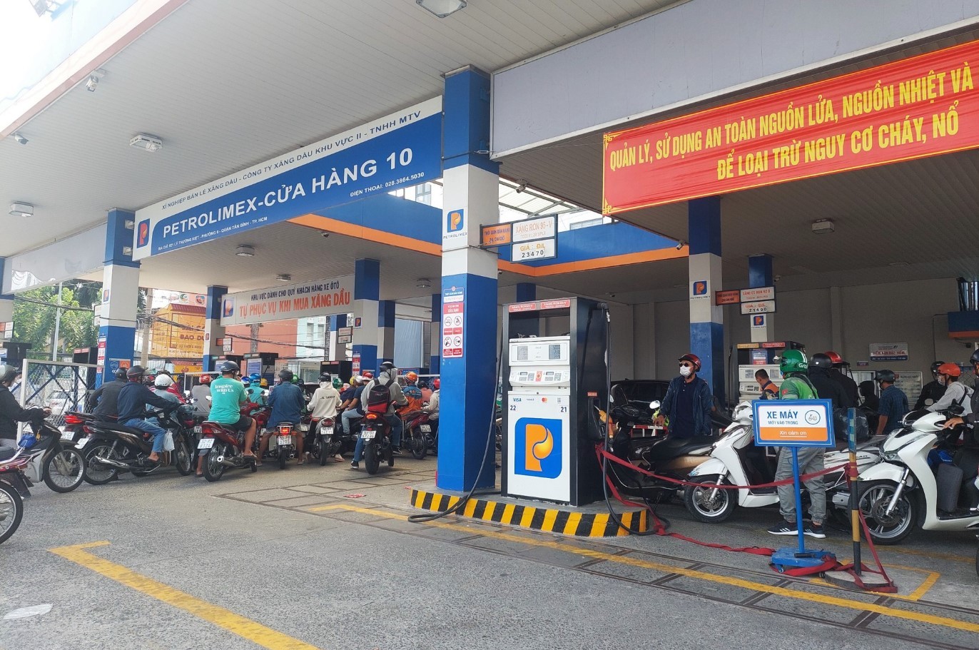 Tin gi&aacute; xăng dầu tối 10/5: Xăng RON 95 &lsquo;rẻ như cho&rsquo;, đầy b&igrave;nh Honda SH 125i với chi ph&iacute; cực thấp ảnh 1