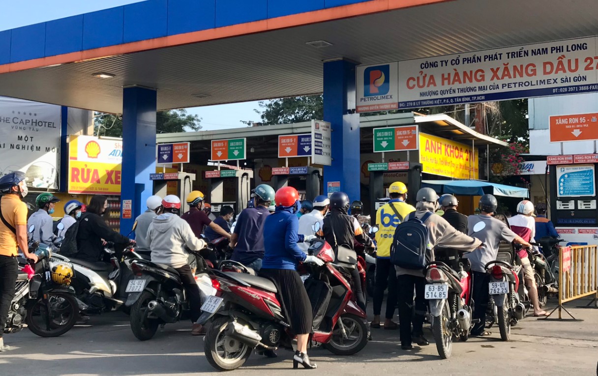 Tin gi&aacute; xăng dầu tối 10/5: Xăng RON 95 &lsquo;rẻ như cho&rsquo;, đầy b&igrave;nh Honda SH 125i với chi ph&iacute; cực thấp