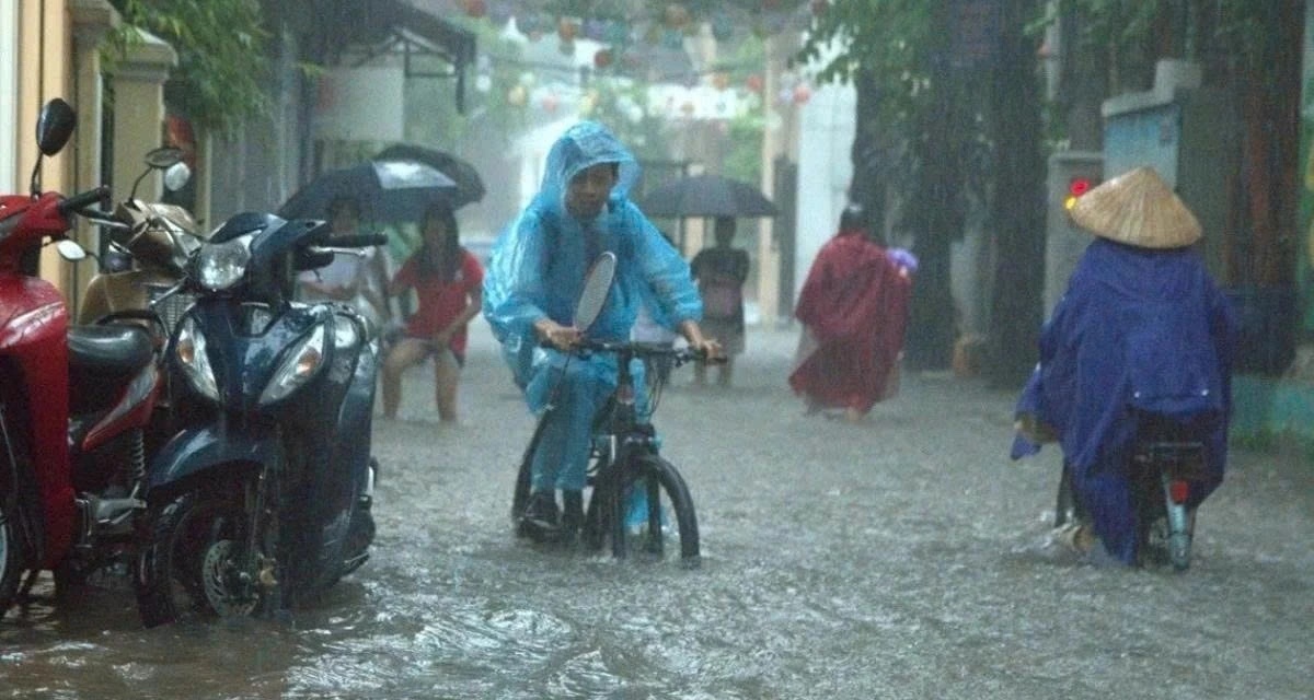 Thời tiết h&ocirc;m nay 11/5: H&agrave; Nội c&oacute; mưa d&ocirc;ng, Bắc Bộ cảnh b&aacute;o lốc s&eacute;t, Nam Bộ duy tr&igrave; nắng tr&ecirc;n 37 độ C