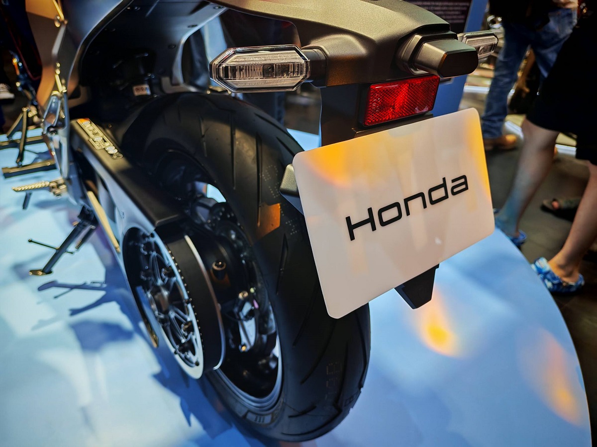 Gi&aacute; xăng dầu chiều nay 11/5: RON 92 giảm 6.000 đồng từ đỉnh, Honda tung xe m&aacute;y mới kh&ocirc;ng cần đổ xăng