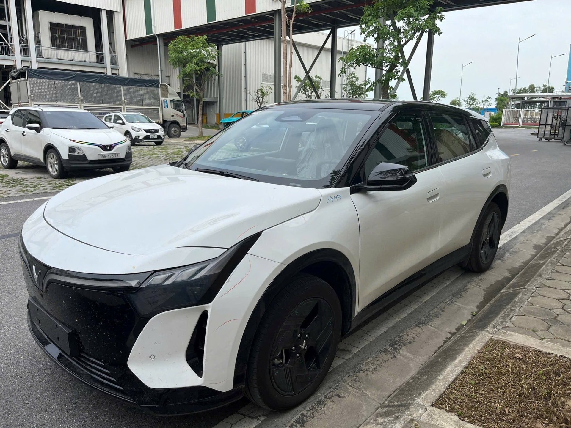 VinFast để lộ diện mạo VF 8 thế hệ mới: Ngoại h&igrave;nh kh&aacute;c lạ, d&acirc;n m&ecirc; xe điện \'đứng ngồi kh&ocirc;ng y&ecirc;n\'