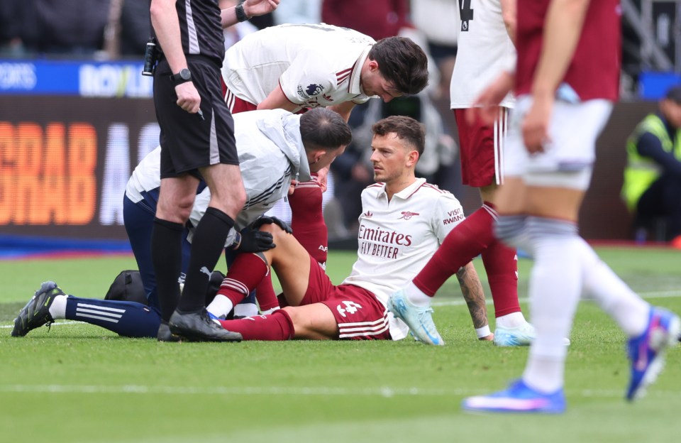 Arsenal nhận c&uacute; sốc lớn: Ben White nguy cơ nghỉ hết m&ugrave;a v&igrave; chấn thương đầu gối