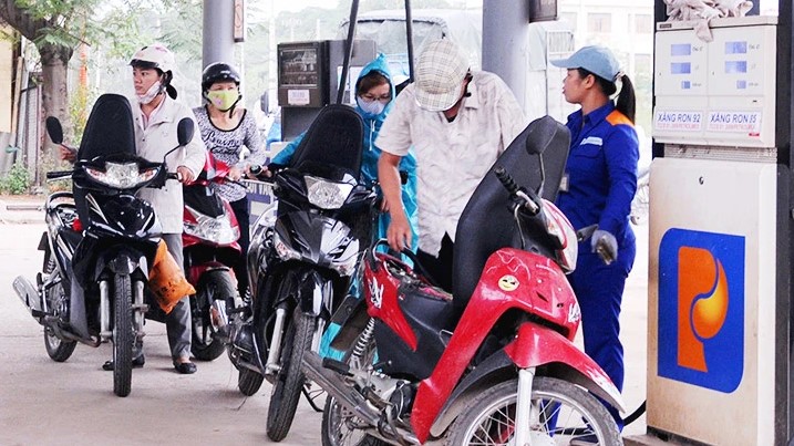 Gi&aacute; xăng dầu chiều nay 12/5: Dầu diesel &lsquo;giảm kịch khung&rsquo;, xăng RON 92 v&agrave; RON 95 \'rẻ hết nấc\', gi&aacute; đầy b&igrave;nh &ocirc; t&ocirc; Mazda