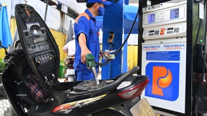 Gi&aacute; xăng dầu h&ocirc;m nay ng&agrave;y 13/5: Xăng RON 95 \'rẻ như cho\', gi&aacute; &lsquo;đầy b&igrave;nh&rsquo; c&aacute;c mẫu xe số phổ biến nhất thị trường Việt Nam