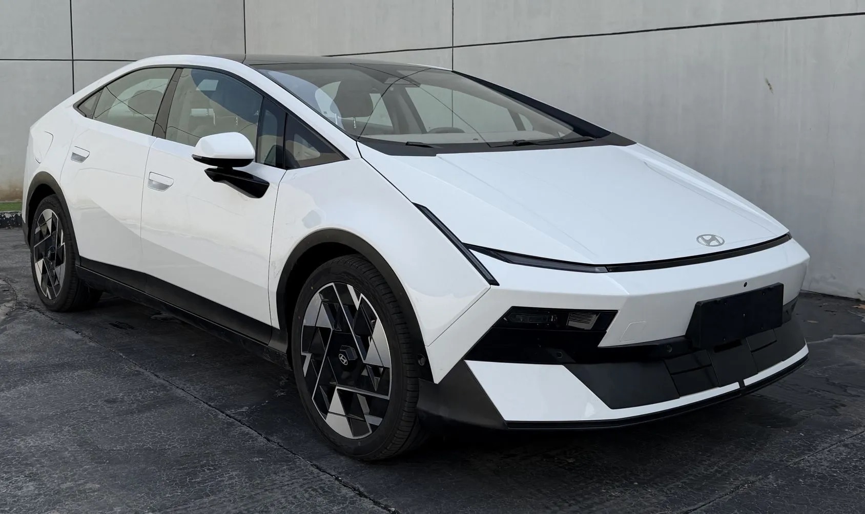 Hyundai \'tr&igrave;nh l&agrave;ng\' Ioniq V: Thiết kế như Lamborghini nhưng động cơ c&ograve;n yếu hơn cả Elantra