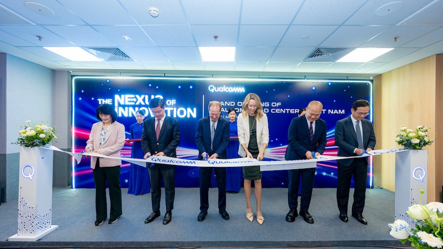 qualcomm-representatives-and-government-officials-ceremonially-cut-the-ribbon-to-officially-inaugurate-the-qualcomm-research-and-development-rd-center-in-hanoi-1778570102.jpg