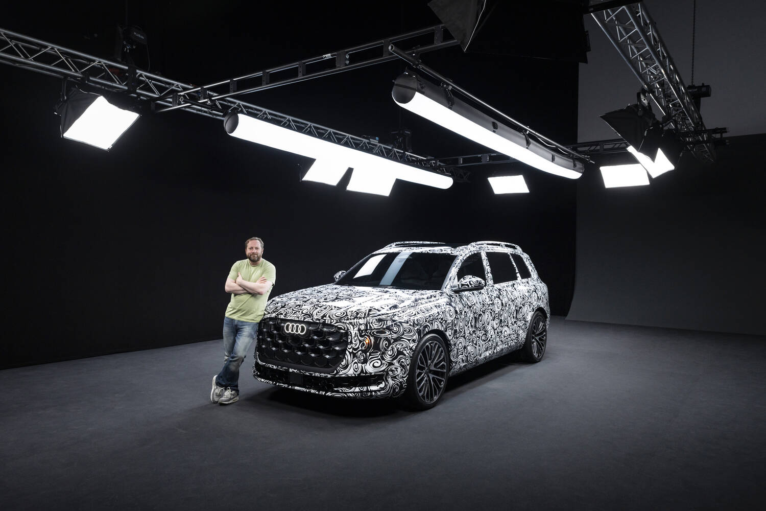 Audi Q9 chốt lịch ra mắt th&aacute;ng 7: SUV đầu bảng lộ nội thất cabin sang như \'chuy&ecirc;n cơ mặt đất\'