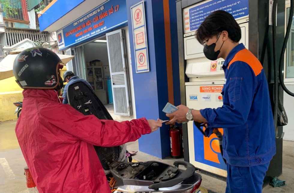 Gi&aacute; xăng dầu trưa ng&agrave;y 13/5: RON 92 v&agrave; RON 95 &lsquo;đua nhau&rsquo; v&agrave;o v&ugrave;ng rẻ, gi&aacute; &lsquo;đầy b&igrave;nh&rsquo; c&aacute;c mẫu xe c&ocirc;n tay 150cc v&agrave; 155cc