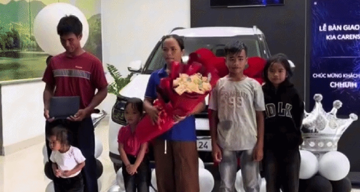Gia đ&igrave;nh ăn mặc giản dị đi nhận &ocirc; t&ocirc; 700 triệu đồng l&agrave;m nghề g&igrave;? C&acirc;u chuyện ph&iacute;a sau được ngưỡng mộ