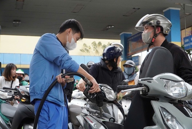 Sốt dẻo gi&aacute; xăng dầu (14/5): Chiều nay lao dốc bất ngờ, vận tải tiết kiệm h&agrave;ng triệu đồng, smartphone giảm s&acirc;u 5/2026