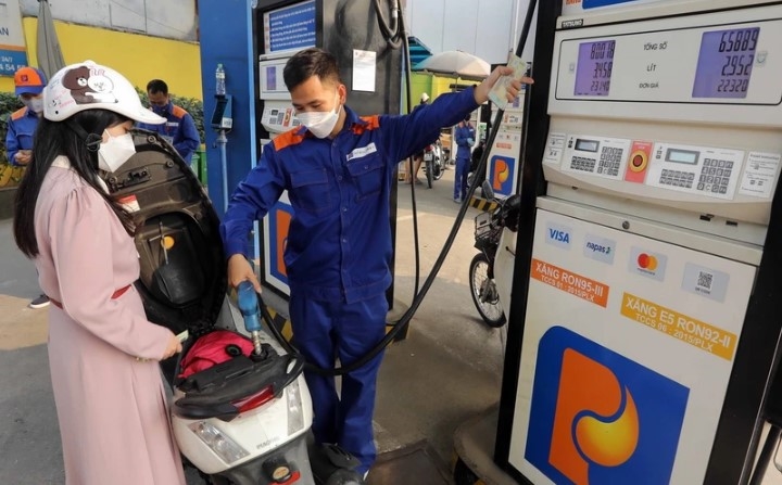 Gi&aacute; xăng dầu trưa nay ng&agrave;y 14/5: Xăng RON 95 &lsquo;tụt&rsquo; 6.340 đồng/l&iacute;t so với đỉnh, gi&aacute; lăn b&aacute;nh VinFast VF 6 cực \'hời\'