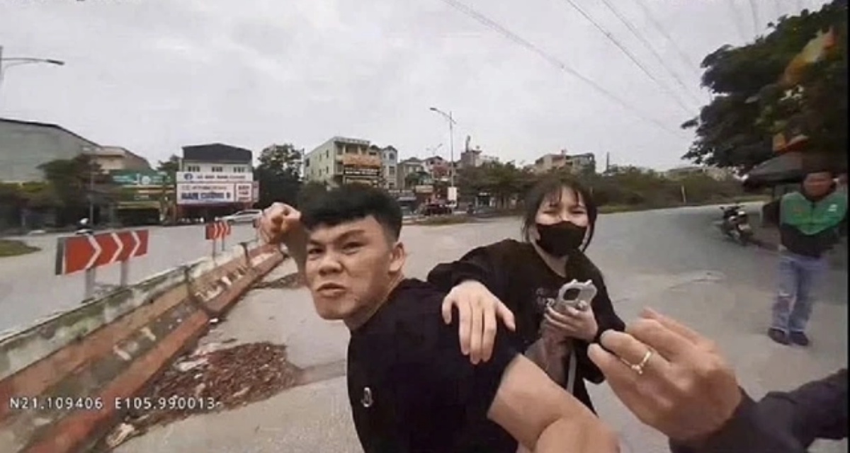 Khởi tố nam thanh ni&ecirc;n chở bạn g&aacute;i kh&ocirc;ng đội mũ bảo hiểm c&ograve;n đấm CSGT, bị xử l&yacute; ra sao?