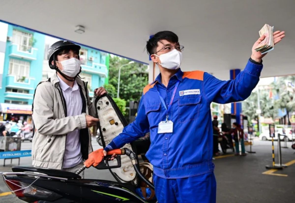 Gi&aacute; xăng dầu h&ocirc;m nay 15/5: Dầu thế giới bất ngờ bật tăng, gi&aacute; xăng trong nước đảo chiều
