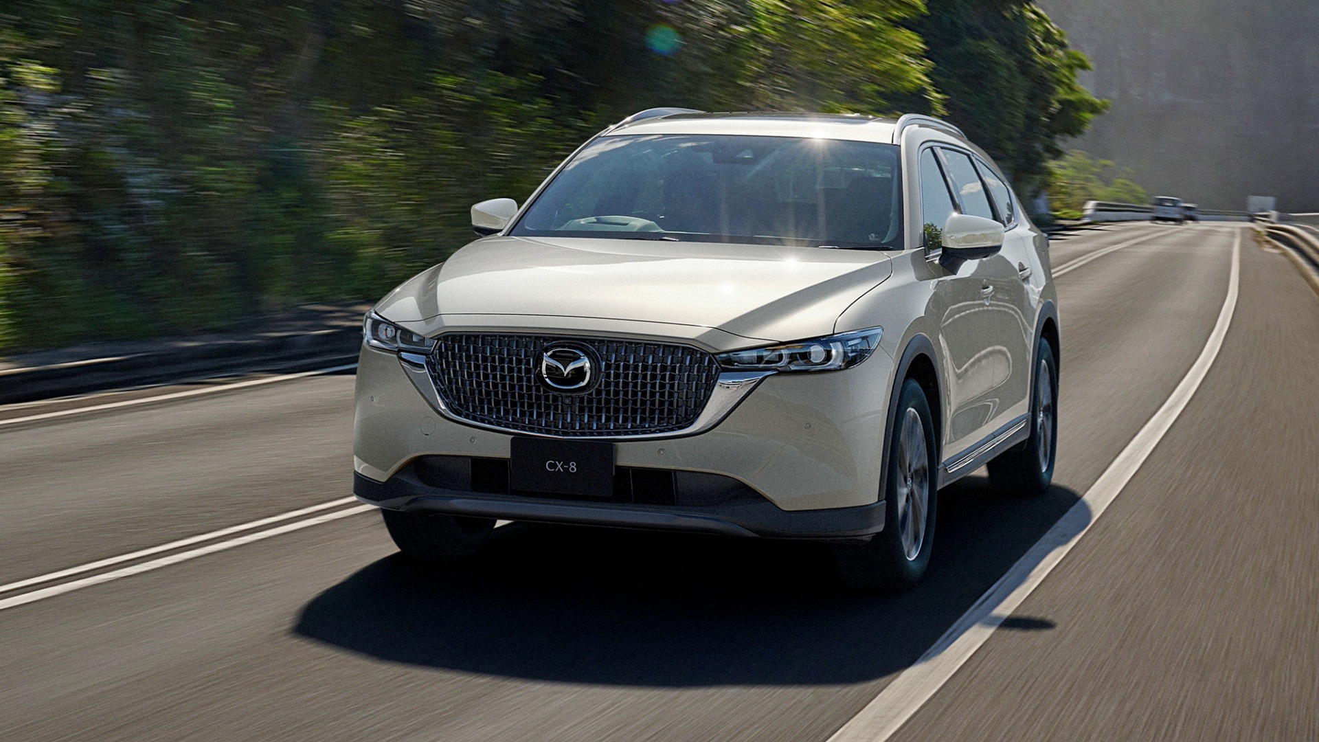 Mazda CX-8 lần đầu giảm xuống dưới 900 triệu tại Việt Nam: SUV 7 chỗ Nhật đấu Santa Fe, Everest