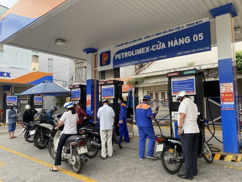 Gi&aacute; xăng dầu h&ocirc;m nay 17/5: Dầu diesel về &lsquo;đ&aacute;y&rsquo; mới, xăng RON 95 &lsquo;rụng&rsquo; hơn 9.700 đồng từ đỉnh, gi&aacute; lăn b&aacute;nh VinFast VF 8
