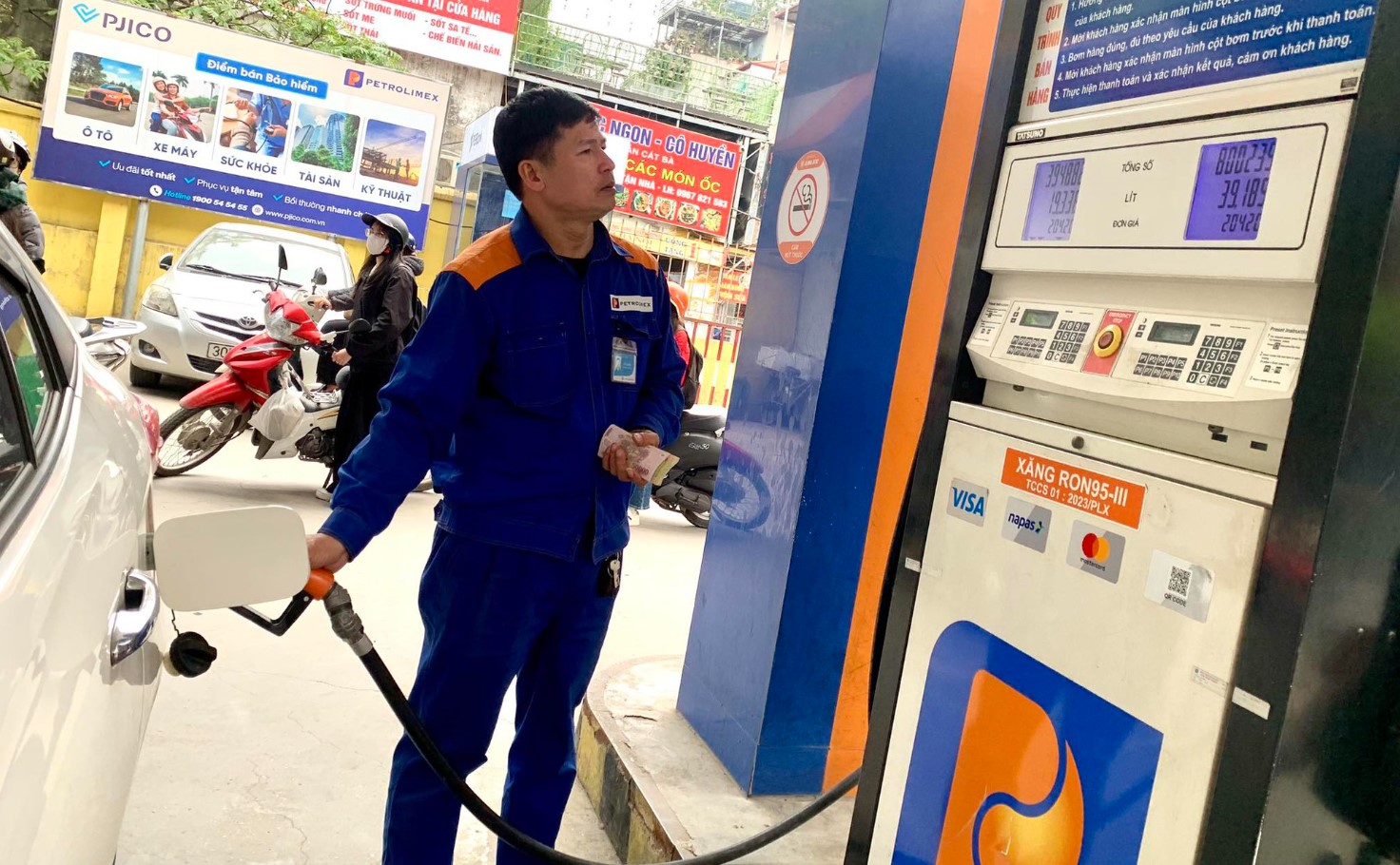 Gi&aacute; xăng dầu h&ocirc;m nay 18/5: Xăng RON 95 giảm mạnh, dầu diesel &lsquo;cắm đầu&rsquo; gần 20.000 đồng/l&iacute;t, gi&aacute; lăn b&aacute;nh VinFast VF 3