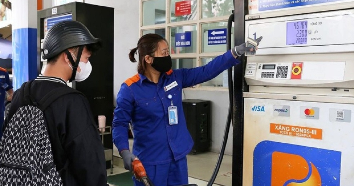 Gi&aacute; xăng dầu h&ocirc;m nay 18/5: Bảng gi&aacute; Petrolimex, PVOIL, Mipec&hellip; RON95, diesel trong nước giữ v&ugrave;ng rẻ