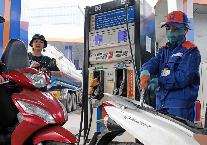 Gi&aacute; xăng dầu trưa nay ng&agrave;y 18/5: Dầu Diesel lại giảm s&acirc;u, xăng RON 95 &lsquo;rớt&rsquo; gần 9.800 đồng/l&iacute;t, gi&aacute; lăn b&aacute;nh Toyota Vios