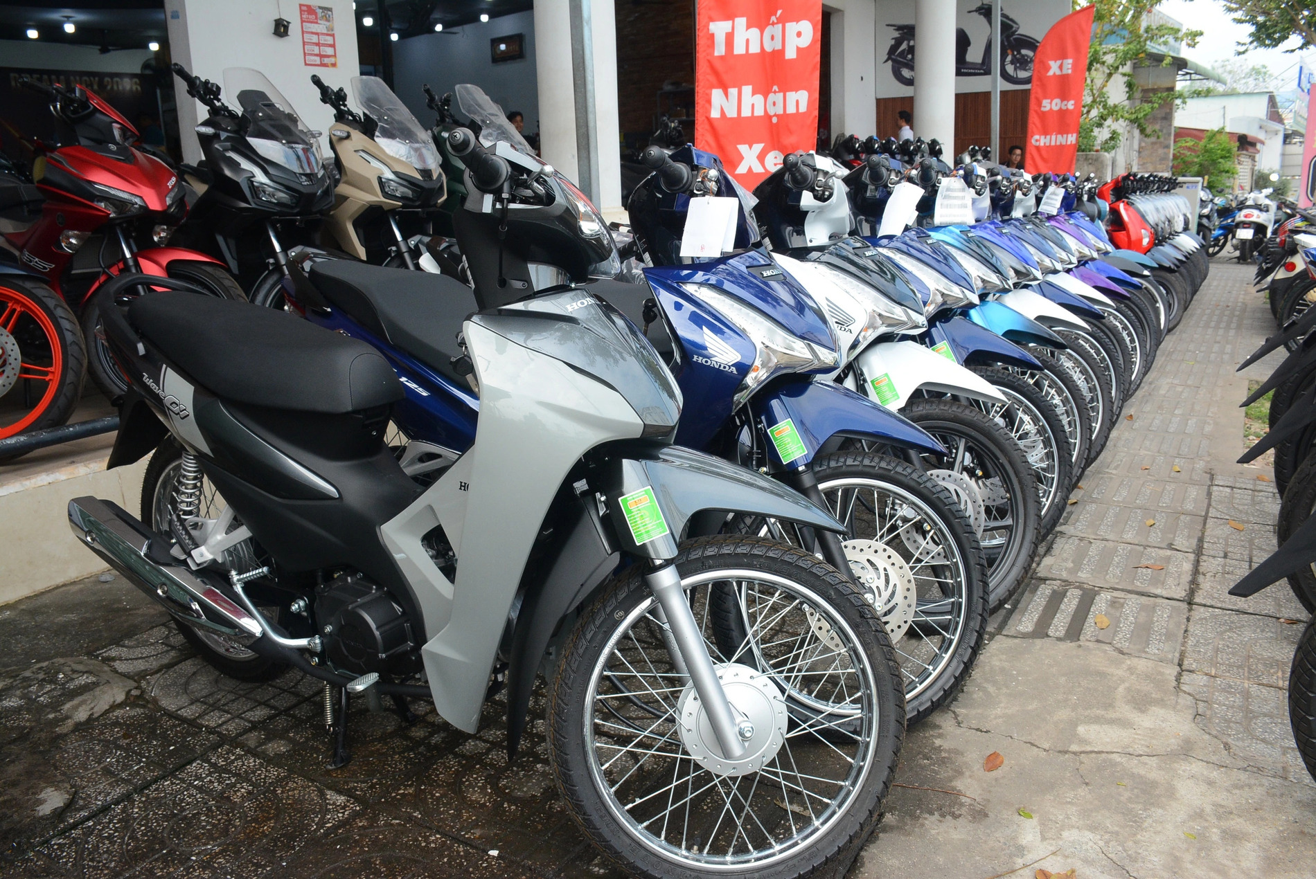 Bất chấp xu hướng xe điện, người Việt vẫn \'chuộng\' xe m&aacute;y Honda: Wave Alpha, Vision tiếp tục h&uacute;t kh&aacute;ch