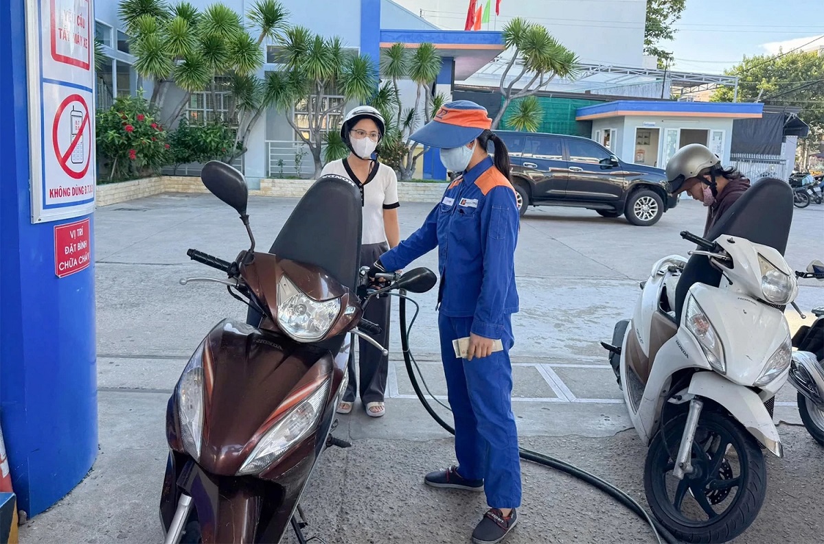Honda Vision đổ xăng E10 c&oacute; hại xe kh&ocirc;ng, đổ đầy b&igrave;nh hết bao nhi&ecirc;u tiền? Người d&ugrave;ng cần lưu &yacute; g&igrave;?