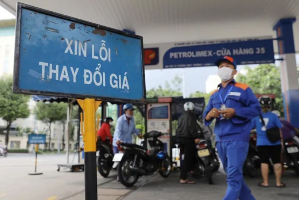 Gi&aacute; xăng dầu h&ocirc;m nay 20/5: Dầu giảm sau loạt t&iacute;n hiệu, gi&aacute; cả trong nước \'thụt l&ugrave;i\' v&agrave;o ng&agrave;y mai?