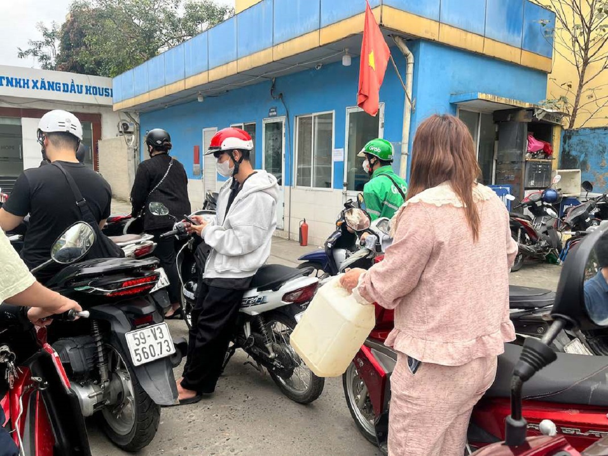 Bảng gi&aacute; xăng dầu h&ocirc;m nay 21/5: Xăng E10 \'rẻ b&egrave;o\', kh&aacute;ch vẫn đổ x&ocirc; săn RON95, gi&aacute; đầy b&igrave;nh xe Suzuki