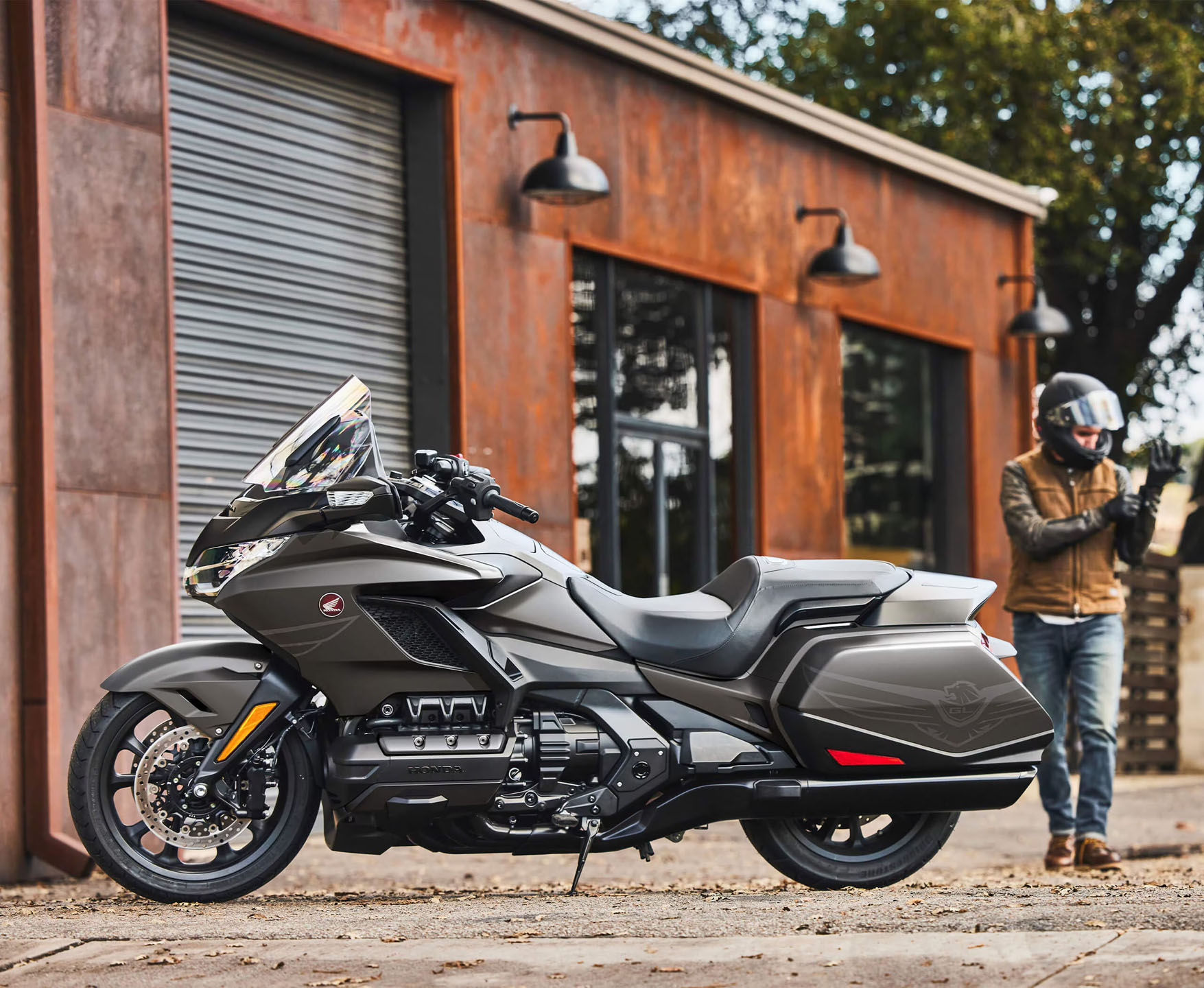Honda Gold Wing 2026 bất ngờ giảm giá mạnh, bổ sung màu sơn mới cực sang cho 'vua touring'