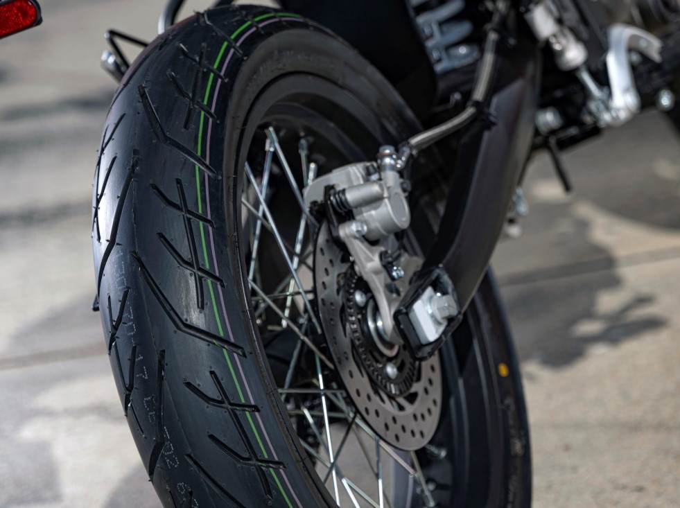 &lsquo;Vua c&ocirc;n tay&rsquo; 125cc mới của &Yacute; ch&iacute;nh thức ra mắt: Ph&acirc;n kh&uacute;c kh&aacute;c Yamaha Exciter v&agrave; Honda Winner R, gi&aacute; &lsquo;mềm&rsquo; ảnh 6