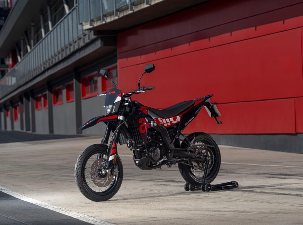 &lsquo;Vua c&ocirc;n tay&rsquo; 125cc mới của &Yacute; ch&iacute;nh thức ra mắt: Ph&acirc;n kh&uacute;c kh&aacute;c Yamaha Exciter v&agrave; Honda Winner R, gi&aacute; &lsquo;mềm&rsquo; ảnh 7