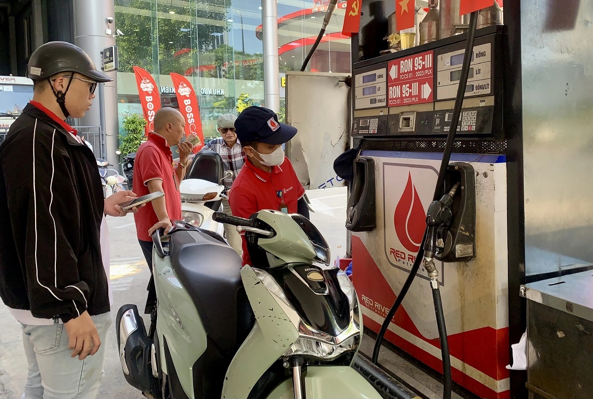 Chủ đề n&oacute;ng: Honda SH n&ecirc;n đổ xăng E5 RON92 hay E10? Đ&acirc;u l&agrave; lựa chọn ưu ti&ecirc;n khi RON95 ngừng b&aacute;n?