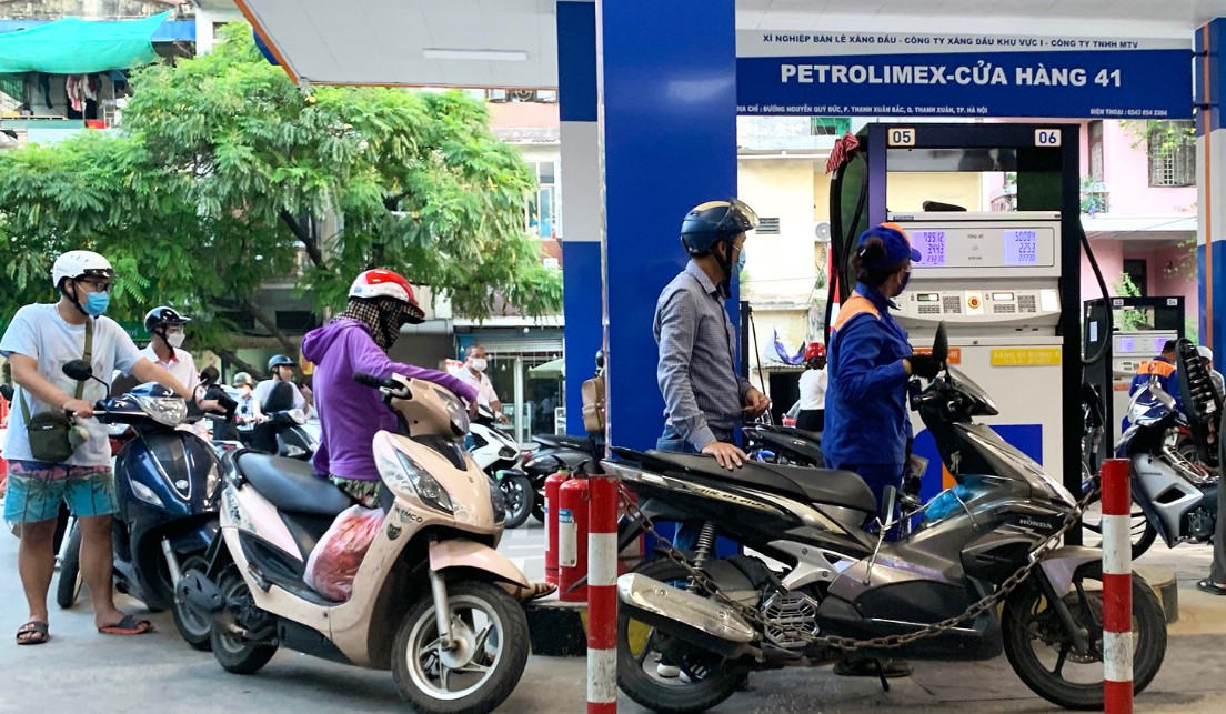 Gi&aacute; xăng kho&aacute;ng RON 95 trưa nay 21/5 giảm hơn 9.500 đồng/l&iacute;t trước ng&agrave;y khai tử, c&oacute; cần xả sạch b&igrave;nh trước khi đổ E10?